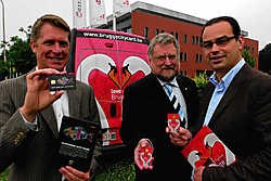 Peter Craeymeersch (Toerisme Oostende), Jean-Marie Bogaert (schepen van Toerisme Brugge) en Dieter Dewulf stellen de City Pass voor: 'Toeristen moeten nu niet meer aanschuiven aan musea.' Michel Vanneuville