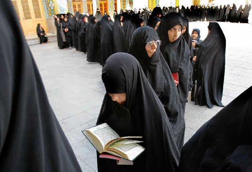 Qom, dag van de verkiezingen. Al om 6 uur 's ochtends vormen zich lange rijen stemmers.ap
