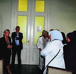Directrice Karin Heremans legt aan enkele studentes van het Antwerpse atheneum uit waarom de school het verbod invoert.vjb