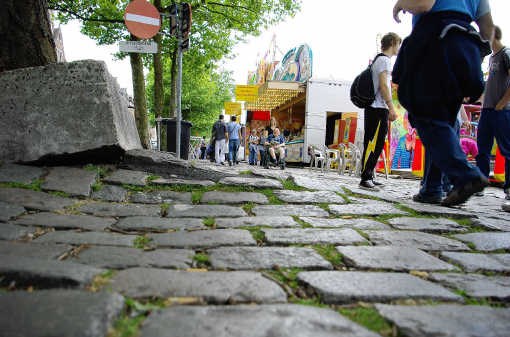 'Zware valpartijen zijn er nog niet geweest, maar enkele tientallen keren per dag struikelt er hier wel iemand. Het is eigenlijk een wonder dat hier geen gewonden vallen', zeggen de foorkramers. krg