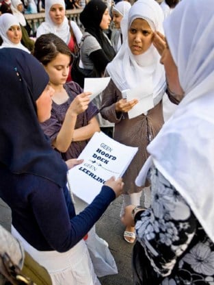 Een vlekkeloze organisatie: de protestslogans worden rondgedeeld. Wim Daneels