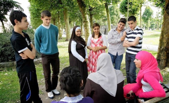 Ghislaine Najmi en Sheima Mrabet (centraal op de foto) in het park met een stel vrienden en vriendinnen: 'We geven de strijd niet op.' Wim Daneels