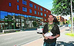 Ronny Tielen is de eerste ambtenaar die zijn intrek neemt in de nieuwbouw op de Centrale Werkplaatsen.Koen Merens