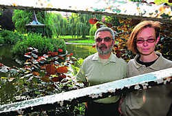 Johan en Karin Steuperaert-Mels aan de vijver in het Koningin Astridpark: 'Wat hadden die vier onschuldige, grappige, gezellige stadsganzen toch misdaan...'fvv<br>Canadese ganzen 'verstoren ernstig het natuurlijke evenwicht'.vum