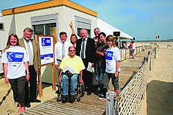 Rolstoelgebruikers kunnen deze zomer veel makkelijker het strand bereiken. Norbert Minne