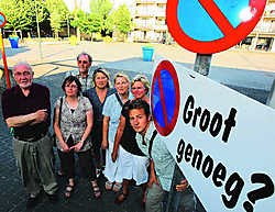 'Dit plein zou eigenlijk groen en sfeervol kunnen zijn, in plaats van een zoveelste parking', zegt Groen! (links persverantwoordelijke Wilfried Van Durme). Michel Moens
