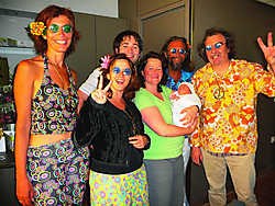Iedereen trok voor de gelegenheid nog eens zijn beste hippie-outfit aan voor de babyborrel. pli