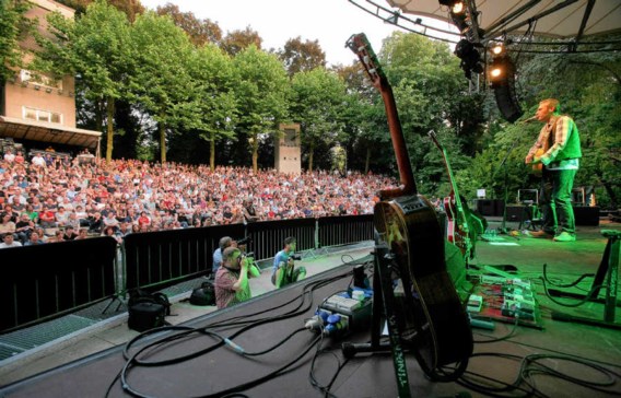De gebroken bariton van Stuart A. Staples van Tindersticks vult het grootste terras van de stad. jimmy kets