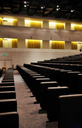 Het vernieuwde Congrescentrum stelt drie auditoria ter beschikking met 1.200, 500 en 300 plaatsen en daarnaast nog een halfrond met 150 zitjes.Eric de Mildt