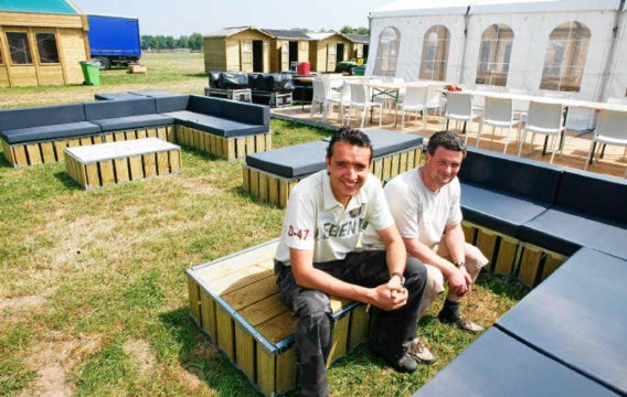 Bruno Lambert en Hans Cottyn bieden logies aan in houten hutten. Koen Merens