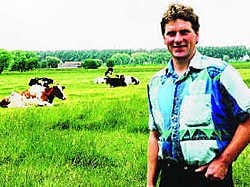 Landbouwer Guy Baert verloor twee koeien, omdat ze zout water dronken. Norbert Minne