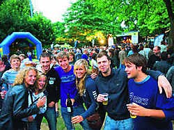 De drankbonnetjes zijn dit jaar opvallend goedkoper. Stefaan Beel