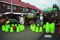 De acteurs van Compagnie KAïET! moesten hun spullen al snel weer inpakken, vanwege de regen en het feit dat hun ijskar de straat blokkeerde. Dat mocht niet van de politie, en dus kwam er geen voorstelling van 'Otto de Verhalenboer'. jcv