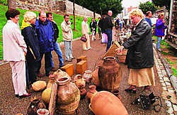 De antiekmarkt lokt elke week gemiddeld tienduizend bezoekers naar Tongeren.Gert Devocht