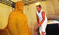 De Poolse zandkunstenaar Wialzesalw sculpteert een beeld van Michael Jackson in het zand. Norbert Minne