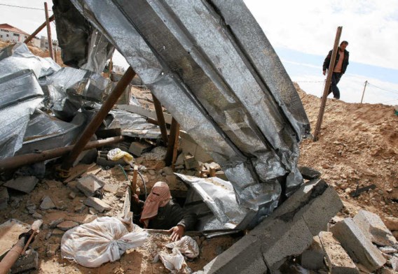 Een man inspecteert een van de vele smokkeltunnels in Rafah, na de Israëlische bombardementen van januari. Via de tunnelverbindingen met Egypte kwam de pijnstiller Tramadol de voorbije maanden met honderden dozen tegelijk de Gazastrook binnen. Het gebruik
