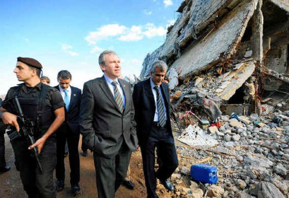 Yves Leterme bezoekt als federale premier in november 2008 een vluchtelingenkamp in Libanon. Leterme wordt zo goed als zeker de nieuwe minister van Buitenlandse Zaken.belga