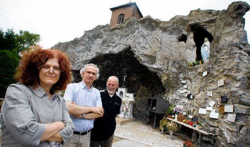 Hilda Poleunus, Bedo Lefebvre en Robert Florisson, de echtgenoot van Poleunus, voor de Lourdesgrot in Trognée (deelgemeente van Hannuit, provincie Luik). Jef Collaer