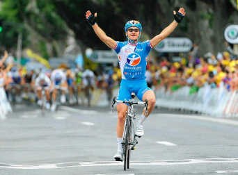 Thomas Voeckler blijft uit de greep van het spurtende peloton.belga