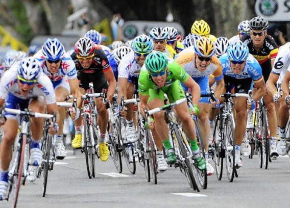 De pechreeks van Tom Boonen blijft duren. 'Ik kan me nu ook zitten opjagen, maar dat is het slechtste wat je kan doen. Ik had gewoon pech dat ik twee lekke banden kreeg op de slechtste vijf kilometer van deze rit', blijft hij rustig.belga