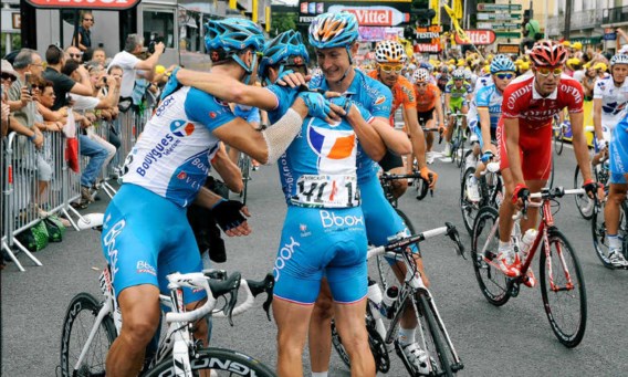 Thomas Voeckler (141) en zijn Bouygues-maats vieren de etappewinst in Perpignan.photo news