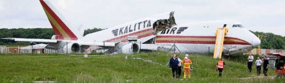Pas 225 meter voorbij het einde van de startbaan kwam de Boeing 747 van Kalitta Air tot stilstand. De Jumbo was in drie stukken gebroken.belga