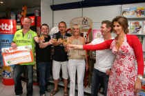 Geert De Mesmaeker (links op foto) geeft zelfs al mee wat hij met de Lottowinst zal doen: 'Voorlopig op de spaarrekening zetten.'