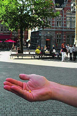 Aan het Margarethaplein lag gisteren nog een gele kogel die werd afgevuurd vanuit het appartement. Bmk/Stl