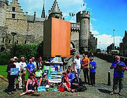 Een dertigtal actievoerders van Ademloos toog meteen naar het Steen om een klein feestje met muziek te bouwen. Kris Goossenaerts
