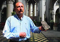 Pastoor Dirk Vannetelbosch met brokstuk in de hand: 'We willen geen enkel risico nemen.' Herman Ricour