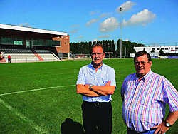 Secretaris Marc Meersseman (rechts) en jeugdvoorzitter Martin Willems hopen dat de problemen met het voetbalveld van KVK Ieper nu volledig opgelost zijn. Piet Lesage