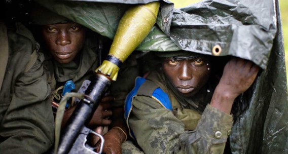 Congolese regeringssoldaten schuilen voor de regen in Kibati, een beeld uit november 2008 toen Oost-Congo niet uit het nieuws was te slaan. Ook nu vindt er een militaire operatie plaats, maar zijn er veel minder reporters in de streek. Foto's of ander bee