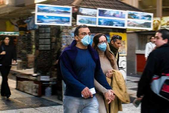 Een paar met mondmaskers in Buenos Aires: straks ook bij ons een vertrouwd beeld? reuters