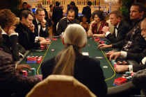 Niet alleen James Bond houdt van een partij poker om grote inzetten. In ons land wil de kansspelcommissie excessen indijken.