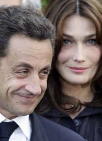 Geen chocolade meer, niet te veel kaas eten en flink sporten: de verliefde Sarkozy plooit zich zonder morren naar de wensen van vrouwlief.