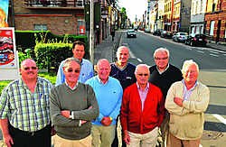 Voorzitter Erik Quartier (vooraan) van Sportcomité Doorniksewijk staat met zijn team (vlnr) Germain Vanwietendaele, Michel De Clerck, Dany Duyvejonck, Leonard Dobbelaere, Bob Vlieghe, Tony De Clerck en André Vandenbroucke te popelen voor de 74ste Kortrijk