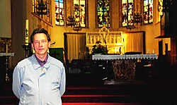 Schepen Luc Wuyts in de kerk die binnenkort gerestaureerd wordt. Leo van der Linden