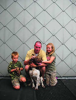 Dirk Poppe, hier met zoon Louis en dochter Liesbeth, wordt geregeld door bedrijven en de stad ingeschakeld om met fretten of roofvogels ongedierte te verjagen.Jozef Leysen