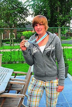 Lien Delmulle poseert trots met haar zilveren medaille: 'Ik train vier keer per week anderhalf uur en speel een wedstrijd in het weekend.' wbk