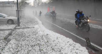 De hagel viel met bakken uit de lucht. De schade is nog niet hersteld.res