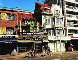 Café The Possé ligt aan een drukke weg, waar ook de kusttram rijdt. Isabelle Vanhassel