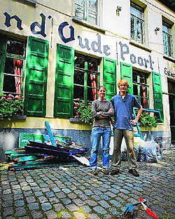 Eef en Tommy Pauwels bij hun vernielde terras: 'Gelukkig is ons terras tijdelijk volledig naar de zijkant verhuisd.' Stijn Hermans