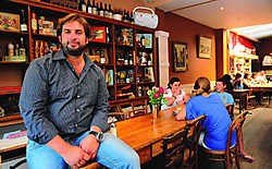 Nicolas Jancen van Hotel Galia heeft 30 asielzoekers te gast. Herman Ricour