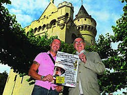 Georges Himpens en Robert Bouchez aan de Hallepoort, de centrale locatie van de zoektocht. Herman Ricour