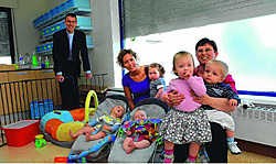Petra Praet (rechts) en pastoor Serge De Cauwer (links) zijn via de parochiale vzw Kribbegem verantwoordelijk voor kinderopvang BiezeBeize. Yvan De Saedeleer