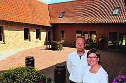 Bert Van Den Bossche en Elke De Vleeschouwer bij hun gloednieuwe Bed & Breakfast die acht comfortabele kamers telt. Patrick Holderbeke