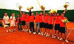 Tennisclub De Valk tenniste 2.000euro bijeen voor Make-A-Wish.lvh