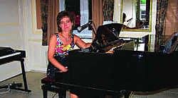 Russische pianiste en zangeres Liliya Medvedeva speelt huisconcerten om mensen in muziek samen te brengen. Pierre Penninck