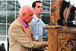 Kristiaan Van Ingelgem en zijn zoon Pieter concerteerden samen aan de beiaard van het VTI. Jos Laeremans