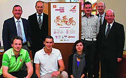 Burgemeester Carlos Callens (Open VLD) van Ardooie, burgemeester Patrick Hoste (CD&V) en sportschepen Dirk De Smul (CD&V) van Aalter verheugen zich op de Eneco Tour die hun gemeentes aandoet. ica